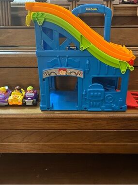 Fisher Price Little People Wheelies Race And Chase Fold & Go Carrier with 4 cars